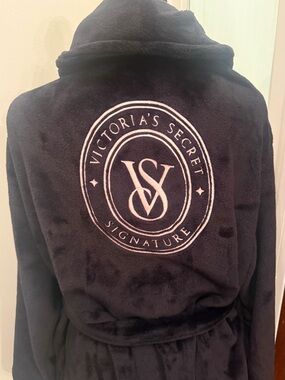 NWOT Victoria’s Secret Signature Plush Fleece Robe Black Pink Logo Back XL/XXL
